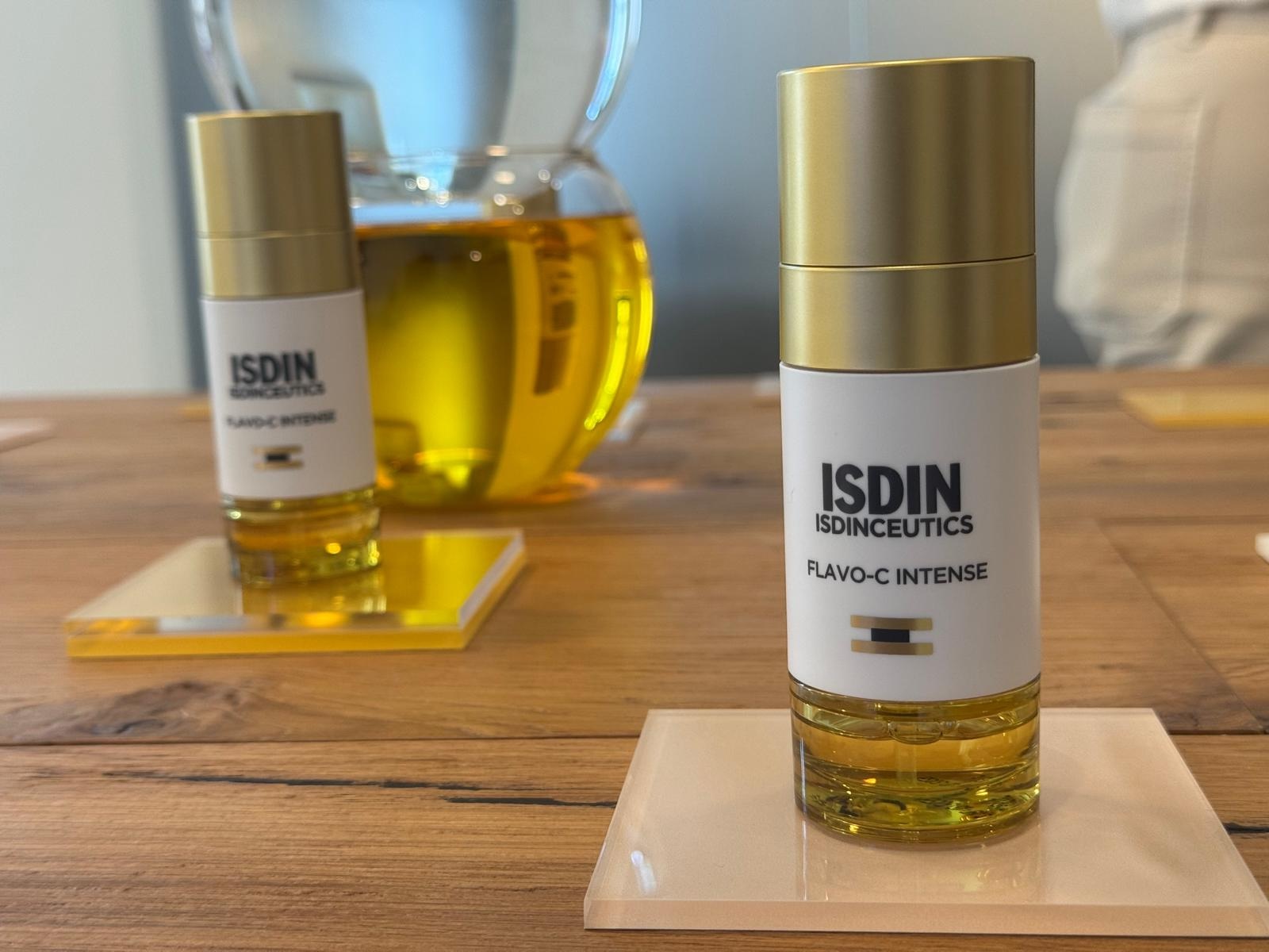 ISDIN-Flavo-C-Intense-e-Coverage-novita-anti-photoaging ISDIN: le nuove soluzioni anti-photoaging puntano su vitamina C e SPF 50+