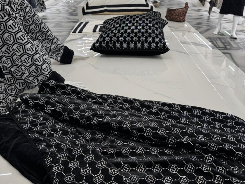 Philipp-Plein-firma-la-biancheria-da-letto-e-bagno-SS-2026-1-7nw6lc3ppp0zz5z6dh4kksvlevzv80hyji7ff56275m Home